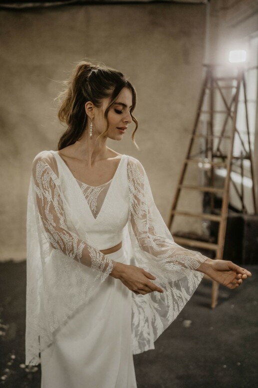 Belmont top with shoulderveils